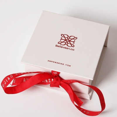Logotipo Impreso Caja de papel magnético con cinta roja Envasado de regalo de Navidad de tamaño personalizado