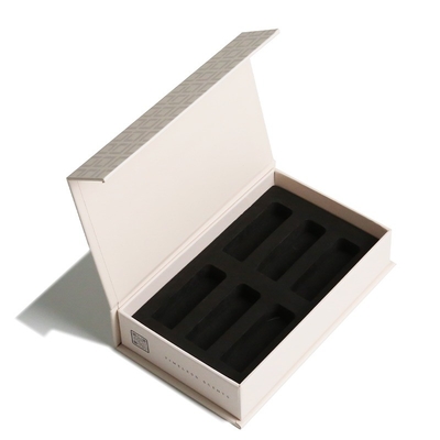 Caja de regalo de cartón gris y papel recubierto con tapa de cierre magnético y inserción de EVA negra