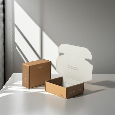 Cajas de correo corrugadas Kraft Logotipo personalizado para ropa embalaje regalo y envío