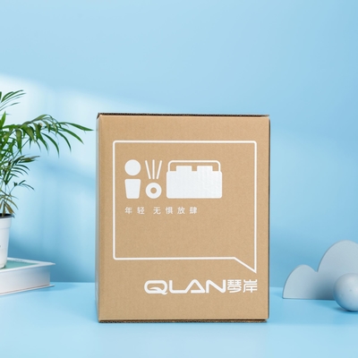 Cajas de envío con tinta blanca